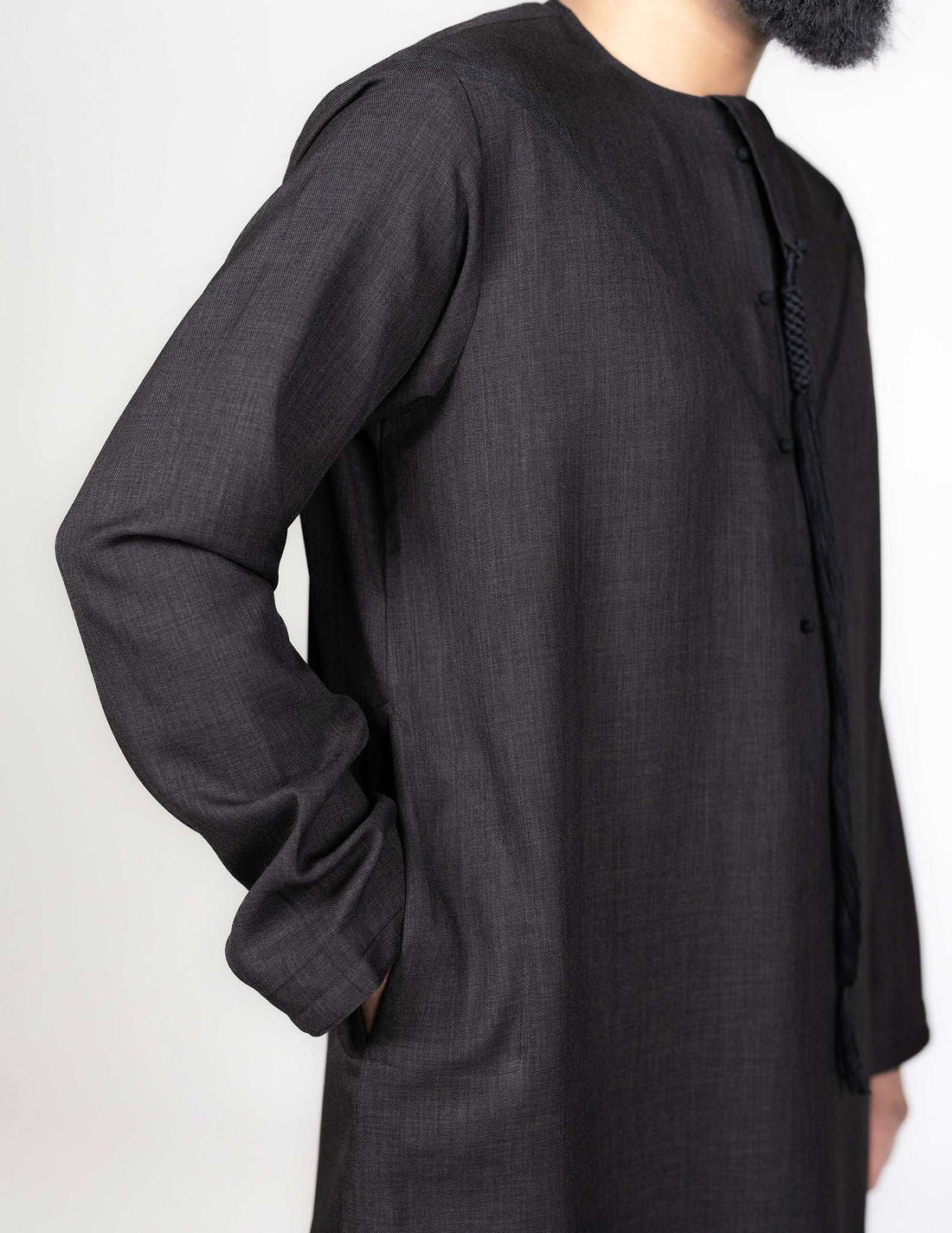 Aariz Black Emirati Thobe - emirati thobes, Featured, Men, mens jubbah, mens thobes, Thobes - AZAARYA