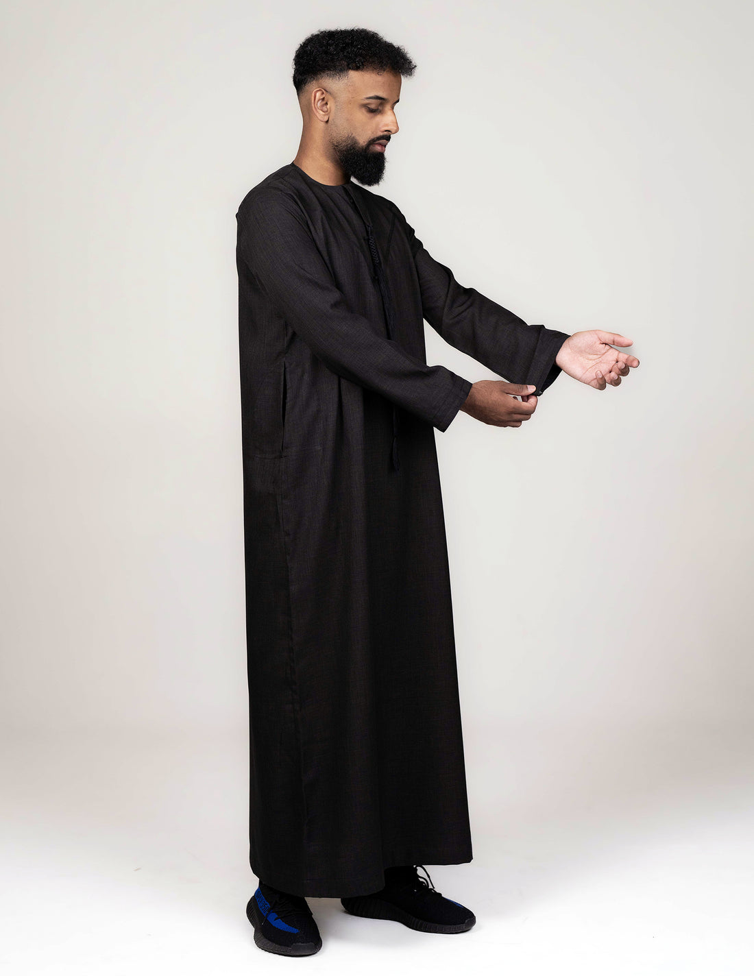 Aariz Black Emirati Thobe - emirati thobes, Featured, Men, mens jubbah, mens thobes, Thobes - AZAARYA