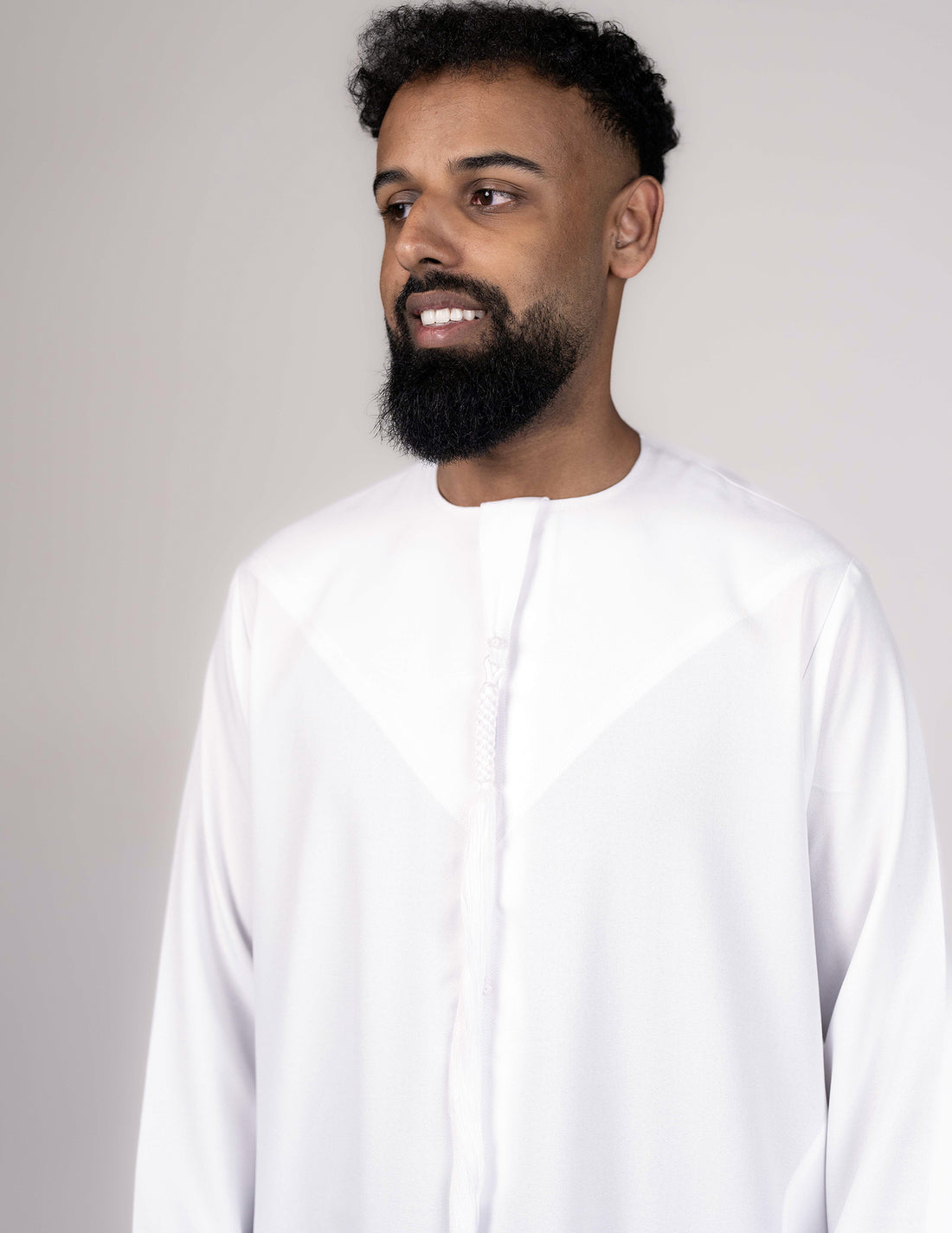 Ayaan White Emirati Thobe - Featured, Men, mens jubbah, mens thobe, mens thobes, Thobes, white jubbah white thobe - AZAARYA