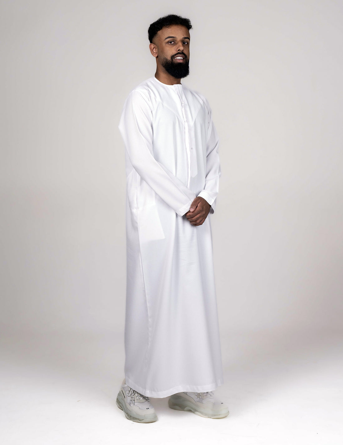 Ayaan White Emirati Thobe - Featured, Men, mens jubbah, mens thobe, mens thobes, Thobes, white jubbah white thobe - AZAARYA