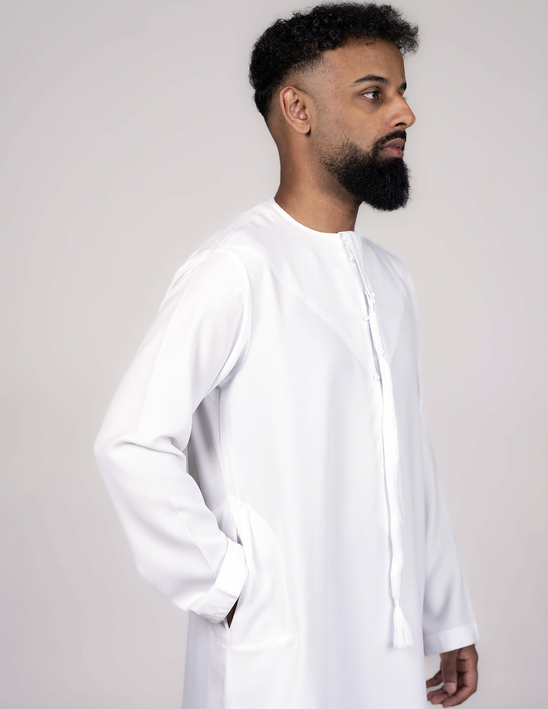 Ayaan White Emirati Thobe - Featured, Men, mens jubbah, mens thobe, mens thobes, Thobes, white jubbah white thobe - AZAARYA
